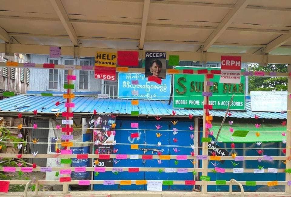 TharrLay14's tweet photo. In Thaketa ,Yangon, civilians protest with paper fold into dove written our demandings of the revolution. 
NUG ASSEMBLE 
#WhatsHappeningInMyanmar 
#Apr17Coup 
#ReleasetheDetainees https://t.co/4YdD6C2blO