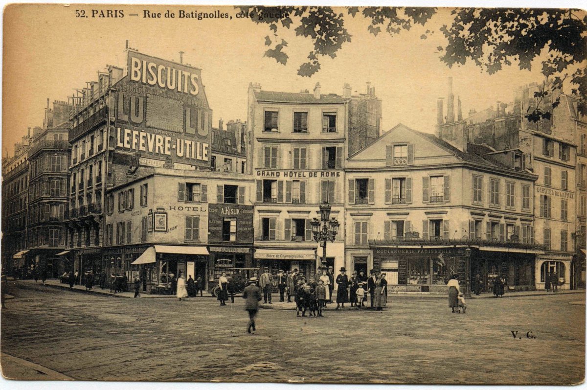 HistoireParis17's tweet photo. #SamediAvantAprès #Paris17 #Batignolles
S’il a perdu ses hôtels et ses publicités murales, le côté pair de la place du Docteur Félix Lobligeois a finalement peu changé, avec ses constructions de 1850 à 1900, conservant même sa boulangerie à l’angle de la rue des Batignolles. 1/2 https://t.co/RysZARA8sn