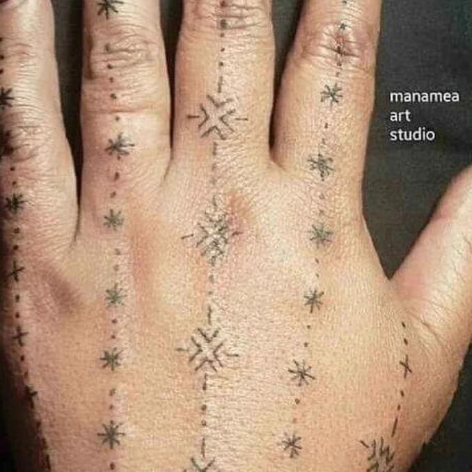 「航海術」サモアの女性の手に掘られたタトゥーの活用法