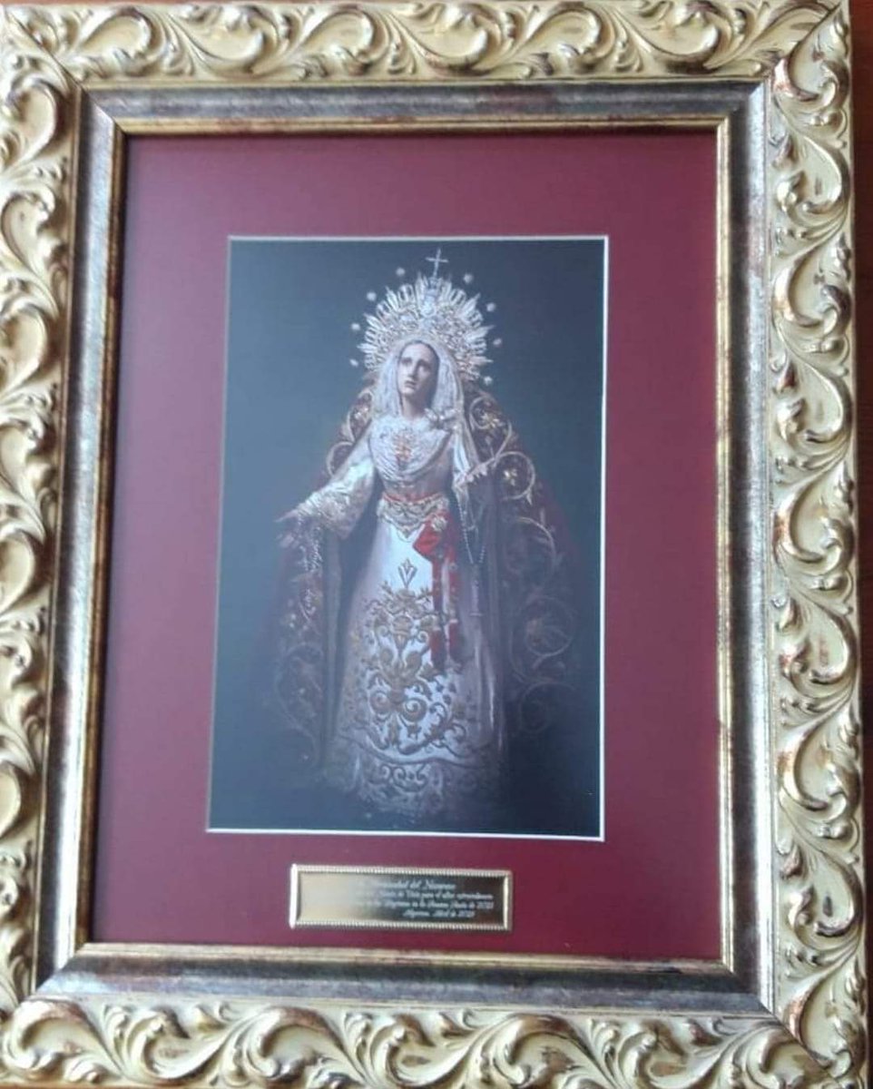 🟣 El Hermano Mayor de la Hermandad de Jesús Atado a la #Columna en agradecimiento a nuestra corporación nazarena por la cesión del Manto bordado a vista de nuestra Titular, a María Santísima de las Lágrimas.     

          ▪GLORIA NAZARENORUM▪