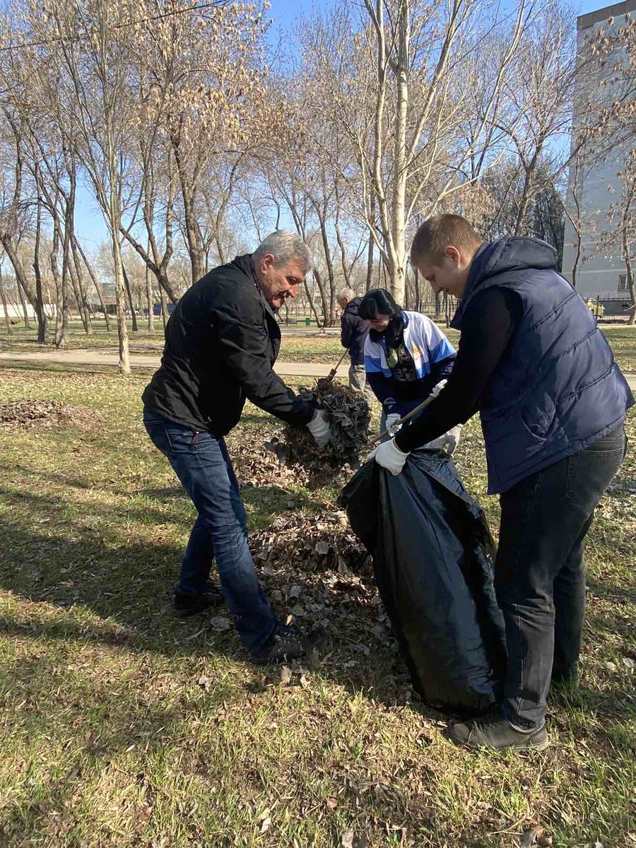 kuibadm's tweet photo. ☝️Депутат Самарской Губернской Думы Николай Александрович Панченко принял активное участие в 🌸 субботнике в #Куйбышевский #Самара https://t.co/egjeoT7PAg