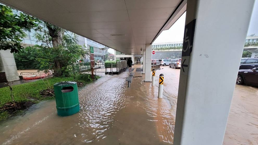 Heavy rain causes flash floods in some parts of Singapore cna.asia/3mWIQ6z
