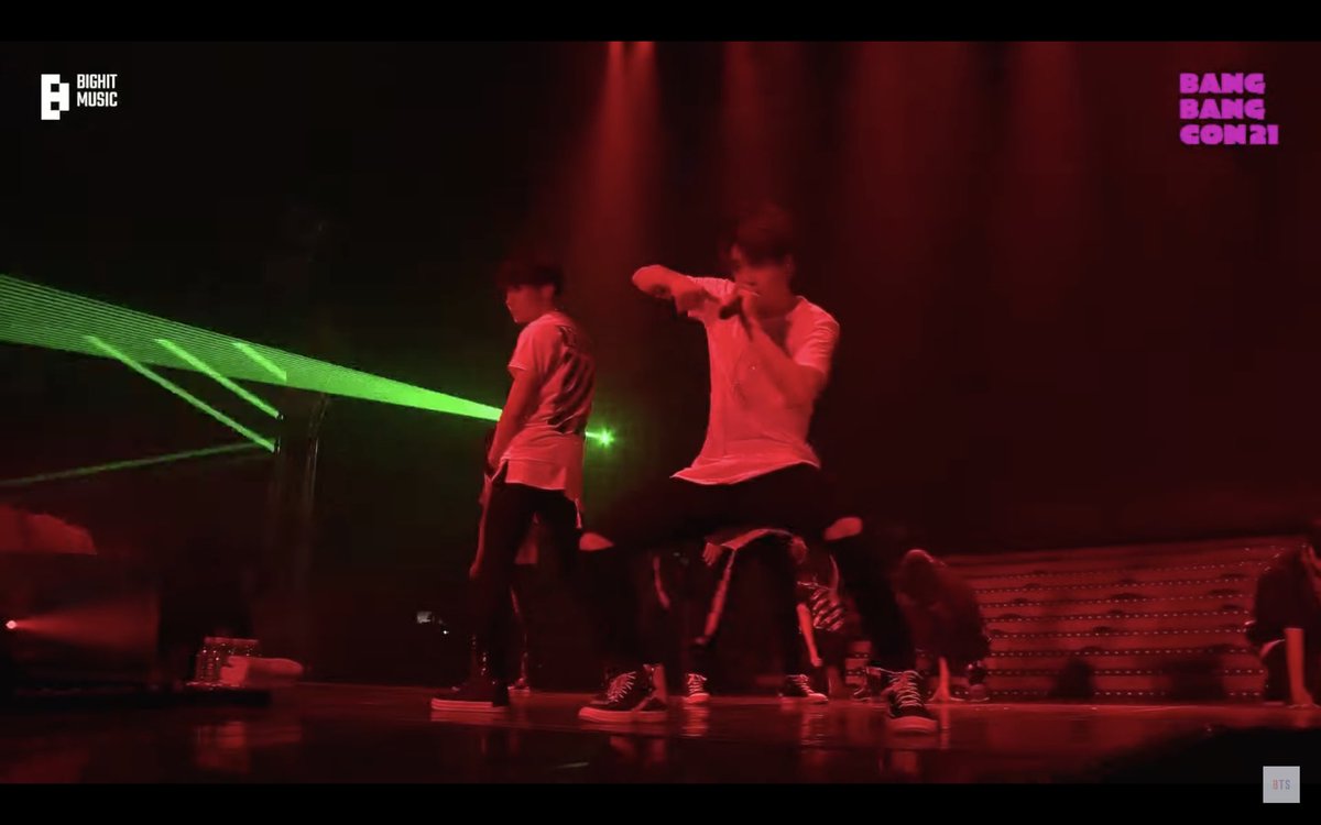 jk15061's tweet image. Jungkook 17 ans à ce concert         moi 17 ans en train de l’admirer vraiment une source d’inspiration je l’aime 🥺 #BANGBANGCON21