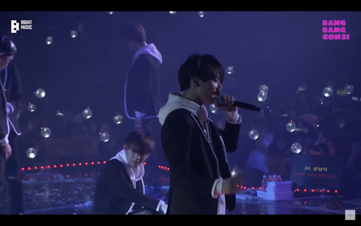 jk15061's tweet image. Jungkook 17 ans à ce concert         moi 17 ans en train de l’admirer vraiment une source d’inspiration je l’aime 🥺 #BANGBANGCON21