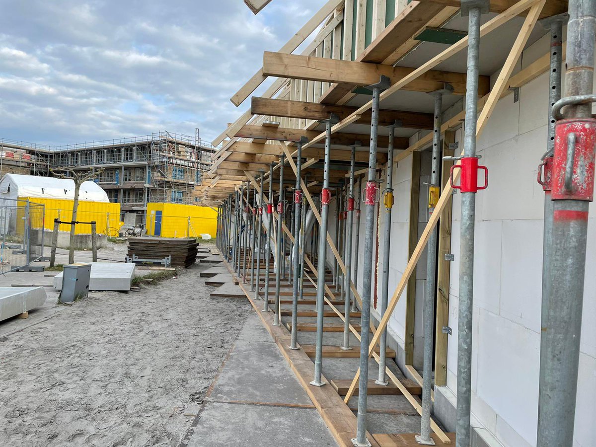 ACUBouw's tweet photo. Afgelopen week is het eerste deel van de 1e verdieping vloer gestort. Veel werk verzet *bekisting *techniek *wapening *constructiestaal *beton. #deKroon https://t.co/dLzE20ul6k
