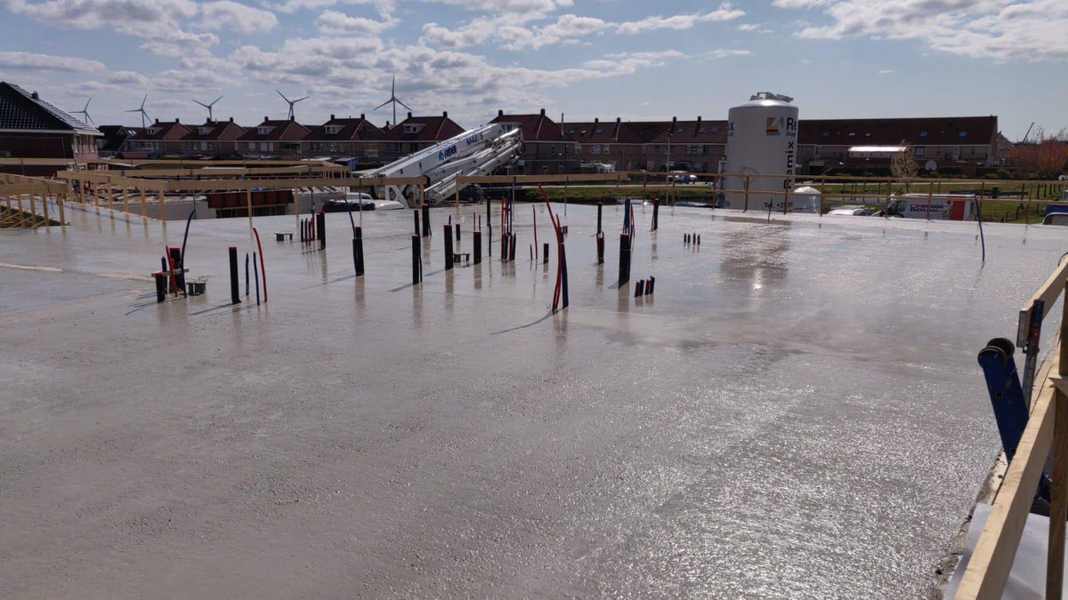 Afgelopen week is het eerste deel van de 1e verdieping vloer gestort. Veel werk verzet *bekisting *techniek *wapening *constructiestaal *beton. #deKroon