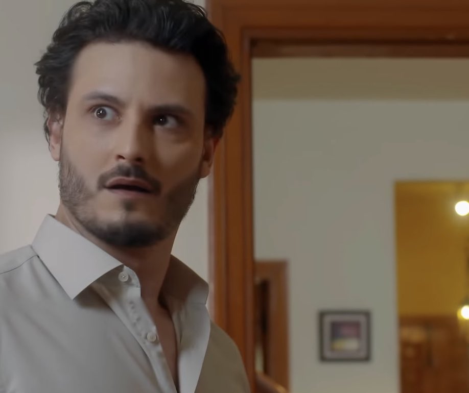 "Chusi hui ganderi"Obi and his expressions never fail to make me laugh.Missed this side of him #ChupkeChupke  #OsmanKhalidButt