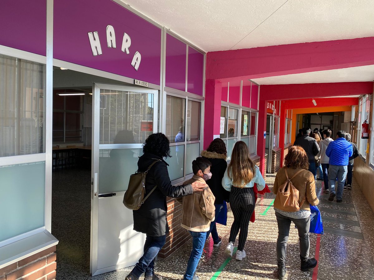 SalleHorta's tweet photo. Dia radiant ☀️ rebent a les famílies en les Portes Obertes de Batxillerat, en grups reduïts amb cita prèvia.

Gràcies a les famílies, alumnat i professorat que han organitzat i col·laboren en una jornada que mostra el nostre projecte educatiu. https://t.co/aa3vBC6rk0