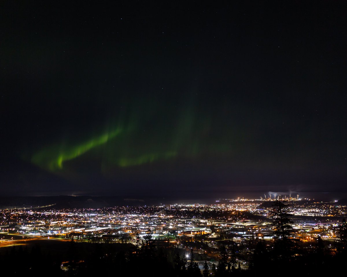 Don’t mind me. Just adding to the #CityofPG #northernlights portfolio. 
But actually though. I love seeing everyone’s perspective on the #aurora!