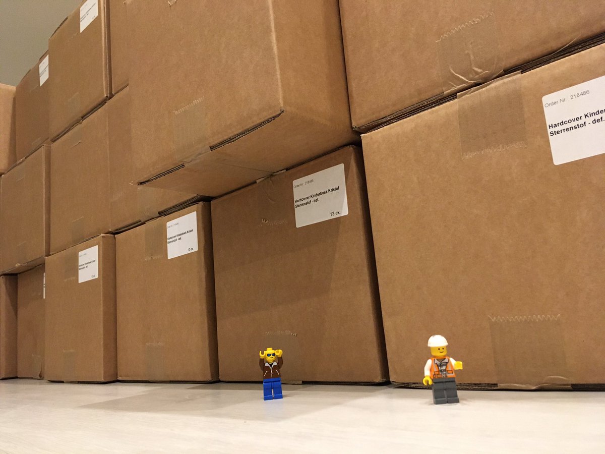 KSterrenstof's tweet image. We hebben nog wel wat werk om deze boeken tot in de scholen te krijgen. Gelukkig zitten we nooit met de handen in het haar! #vanknaltot