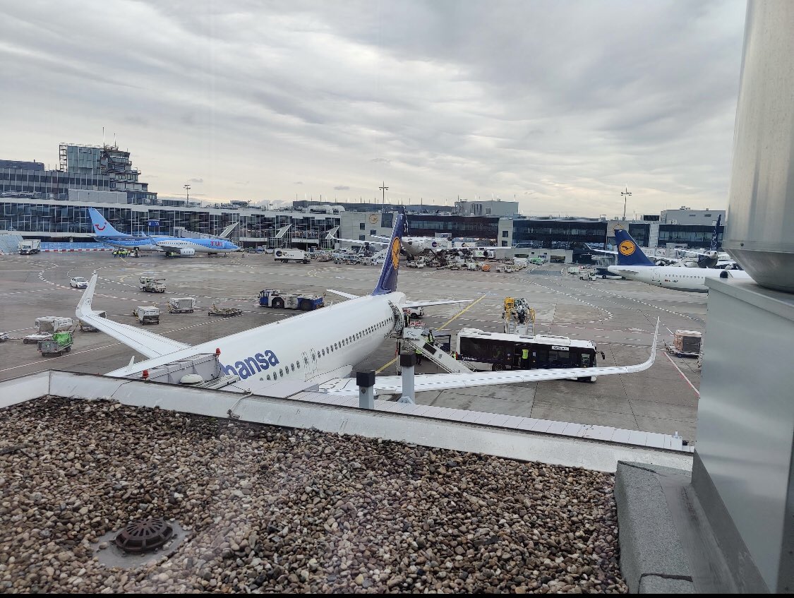 avgeeks_united's tweet photo. A couple of planes @frankfurtairport ✈️🛩🤩🔥

Pictures Clicked by @sourav.bhor 

For more pictures and videos like this follow @avgeeksunited 
.
.
.
.
.
.
.

#planes #PlaneSpotting #PlaneSpotter #planespotters #planesofinstagram #planesdub #PlanesfitTEAM #planesailing https://t.co/WITfVUzqbY