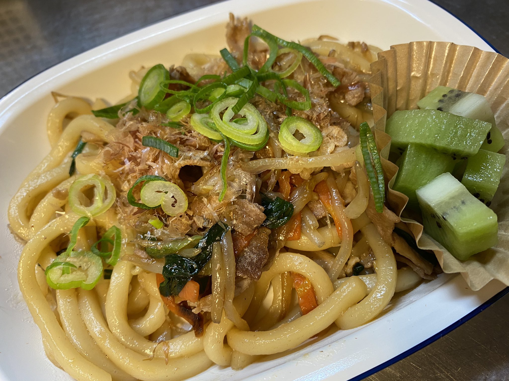 みこ ご飯備忘録 21 4 17 豚切り落としのすき焼きうどん キウイ 夜ごはん カット野菜にうどん 冷凍豚肩肉 すき焼きタレ チューブバター 鰹節で炒めて味付けするだけ ちょっと木曜からバタバタ残り物 インスタントやデリバリー T Co