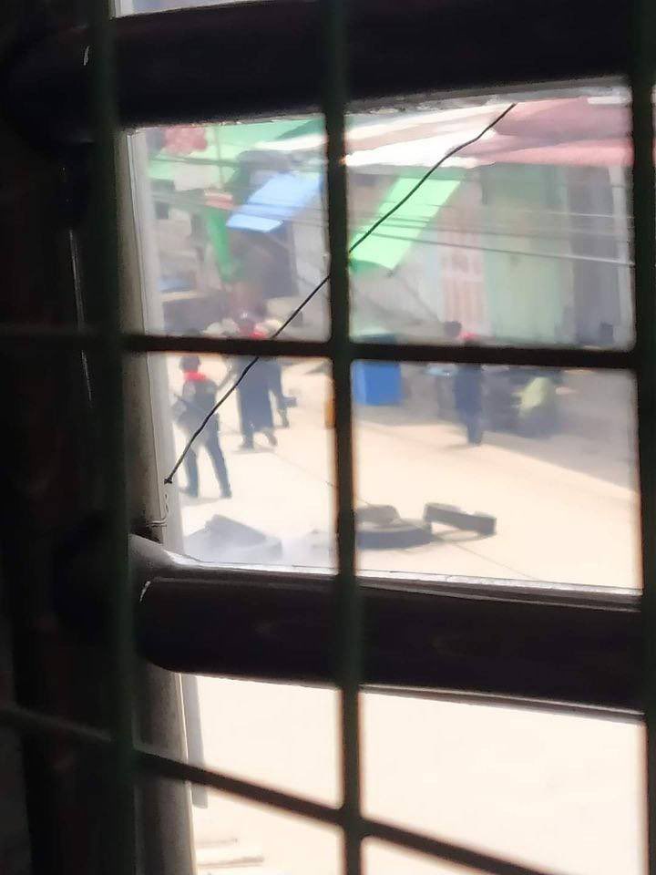 TharrLay14's tweet photo. Junta troops are violently beating up and abducting people in Mogok on the first day of Myanmar Newyear. Situations are intense and still can’t confirm the exact number of abductees.
NUG ASSEMBLE
#Apr17Coup
#ReleaseTheDetainees
#WhatsHappeningInMyanmar https://t.co/o5WwuQaSya