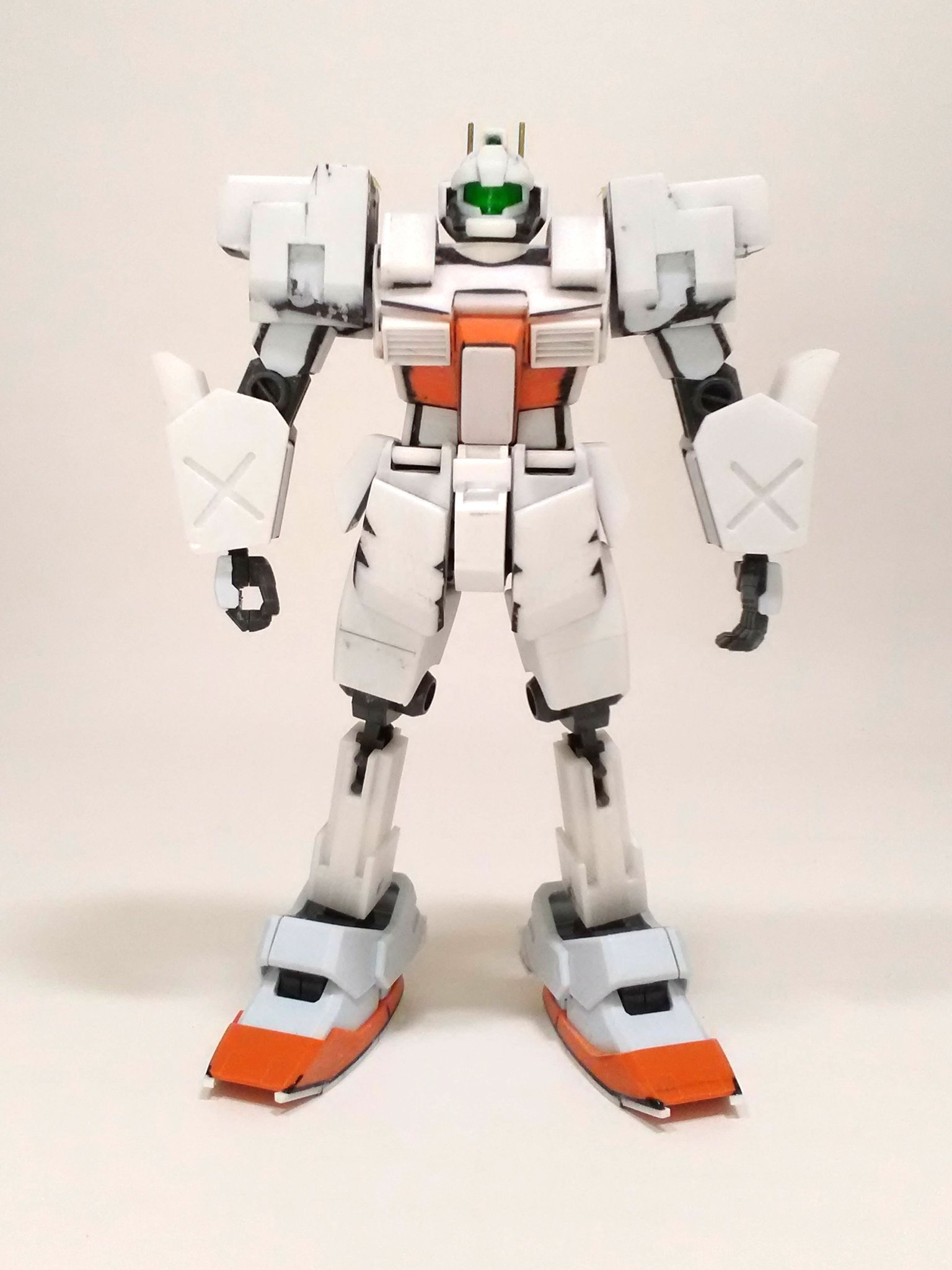 Nok G99 サンダーボルト版ジムキャノン2進捗 以前ジムを改造したジムキャノン と並べ比較 今回足裏 膝 足首で各1mm計3mm延長前回含め6mm延長 後は大腿部太くしました 次は脛部を進めます ザクは塗装中 マスキングして明日塗装完了予定 サンダー