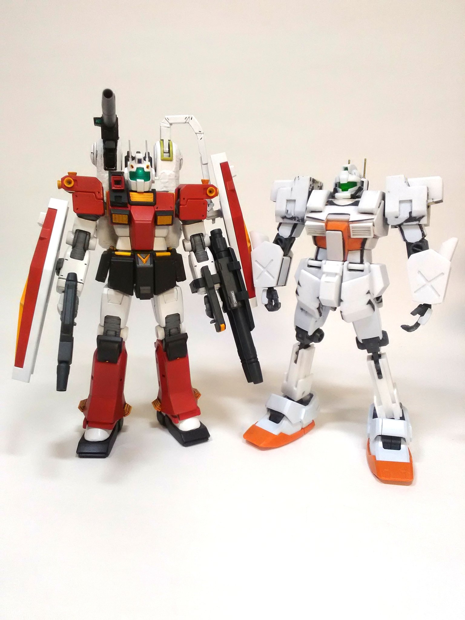 Nok G99 サンダーボルト版ジムキャノン2進捗 以前ジムを改造したジムキャノン と並べ比較 今回足裏 膝 足首で各1mm計3mm延長前回含め6mm延長 後は大腿部太くしました 次は脛部を進めます ザクは塗装中 マスキングして明日塗装完了予定 サンダー