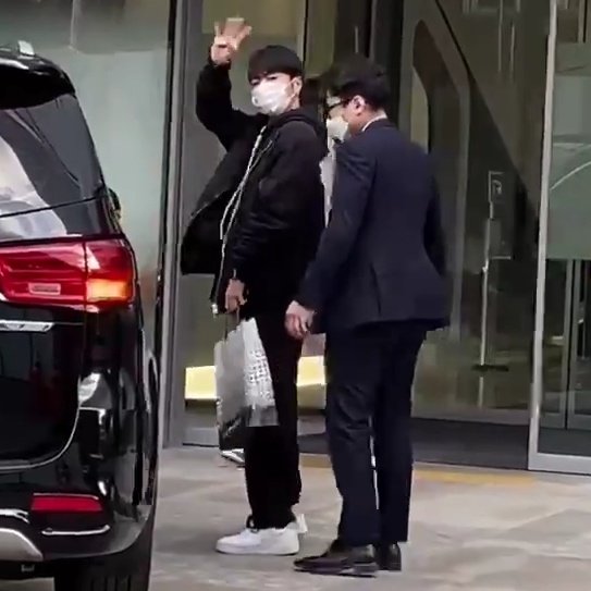 a big babie in all black is spotted today 🥺🖤