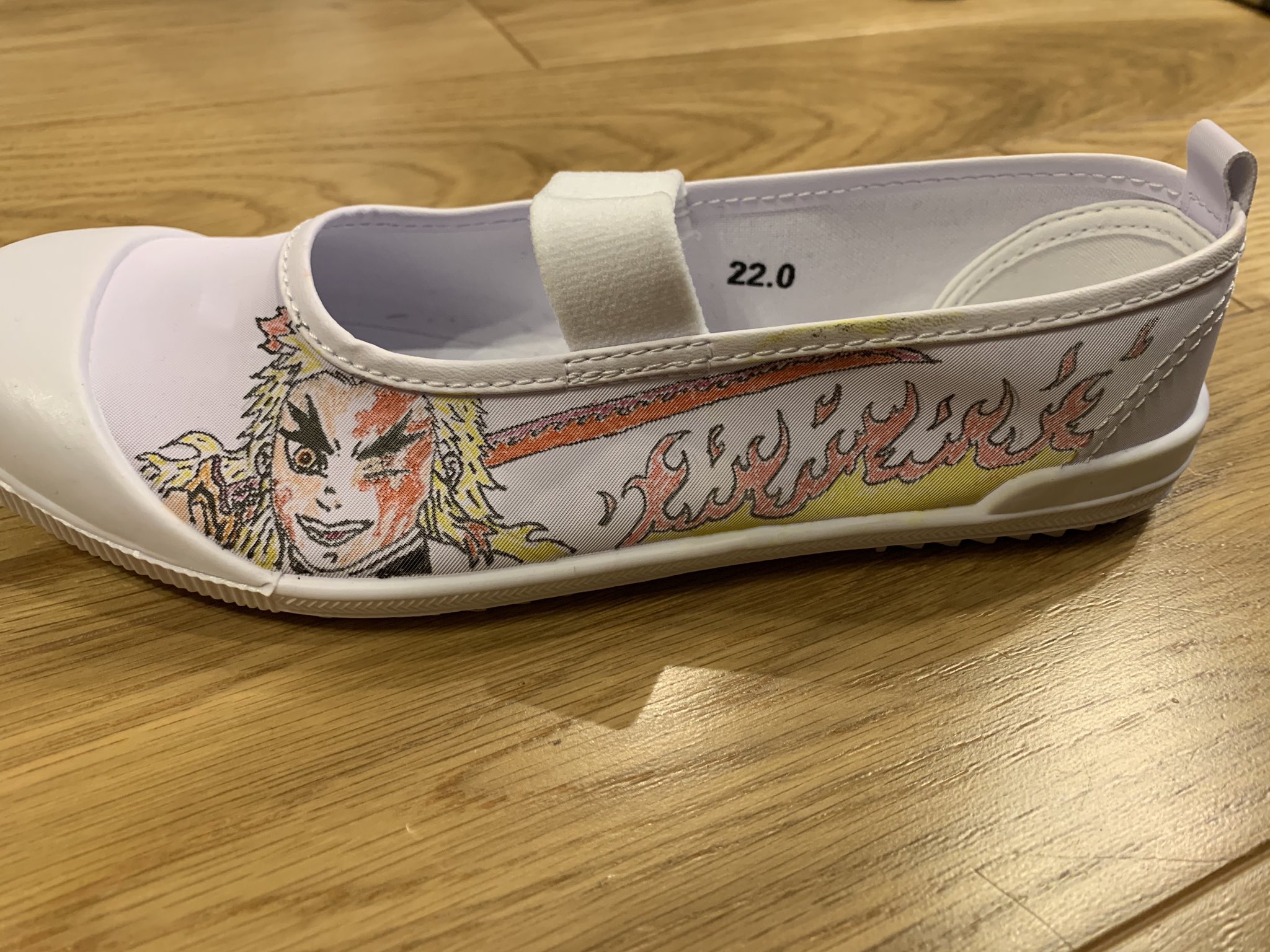 Yakkuru 東のかラし 息子に頼まれて上履きに書いてあげた これ難しいなぁw 上履きアート 鬼滅の刃 煉獄杏寿郎 イラスト 猗窩座イラスト T Co 56slolndlg Twitter