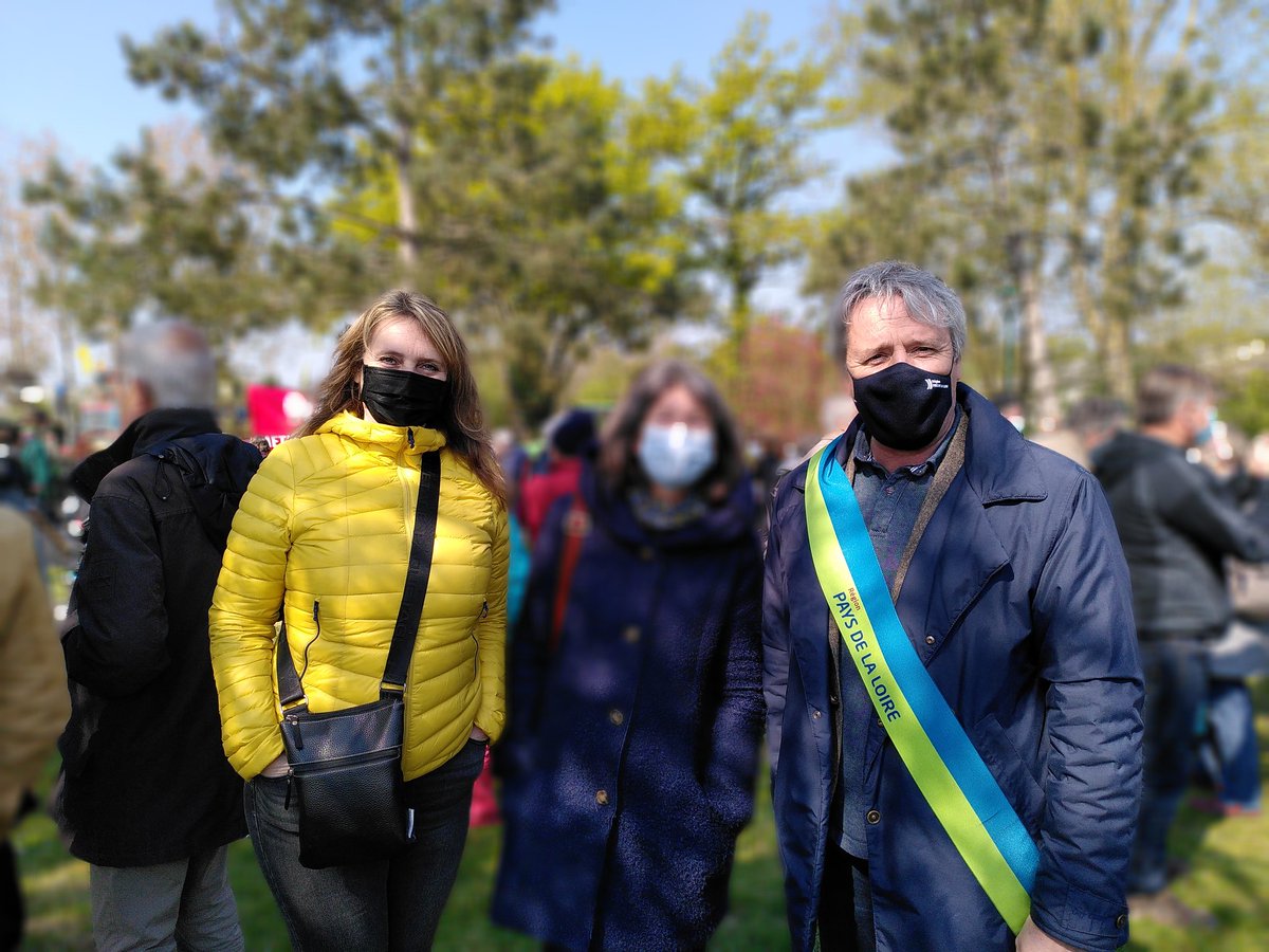 FNicolon's tweet photo. Aux côtés du collectif #latetedanslesable à #StColomban pour la préservation de la biodiversité et de l'élevage paysan
et contre l'extension industrielle des carrières de sable Merci à Françoise Verchère pour son discours de soutien https://t.co/5EaE1xqFGV