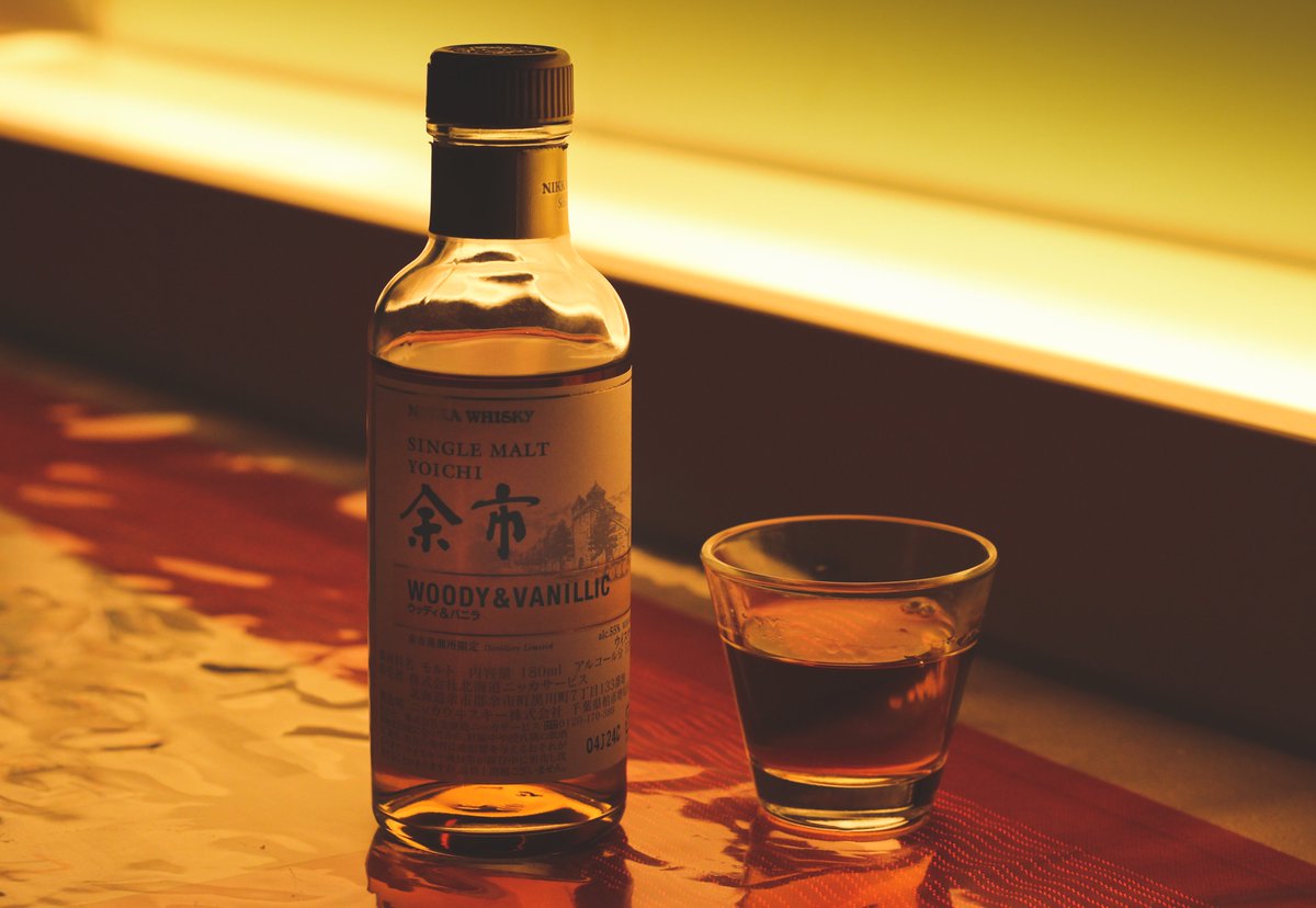 シロ@ワイン飲み on Twitter: "北海道のお土産、最初に開けたのは余市蒸留所限定 シングルモルト余市 ウッディ&バニラ。ほんとに樽感とバニラだ。好きな味。休日、子どもたちが寝た後でチビチビやるのは最高ですのー そういや適当なロックグラスがない。ショットで飲むに ...