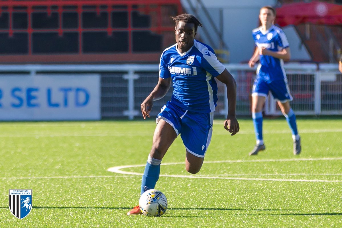 TheGillsFC's tweet photo. 🗞 | @Geraldsithole9, a second year scholar, is among the #Gills substitutes this afternoon. Earlier today he agreed and signed his first professional contract. ⚽️✍

Congratulations to him. 👏 https://t.co/Ra0uElu2y6