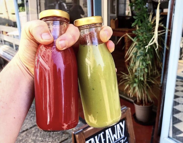 Massive shout out to #PlasticFreeChampions @thehoneypotpz & their new #reuse Juice Bottles 👏👏👏 A great idea for smoothies too for businesses needing inspiration on how to get away from single use cups ✨ #plasticfreepz #bottledepositscheme #plasticfreecommunities #lovepenzance