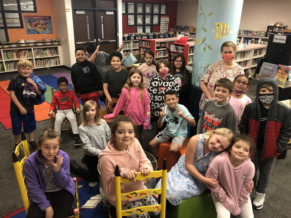 We love our librarian! Thank you for all that you do, Mrs. Young ❤️📚@HumbleISD_WHE #youngreaders #bookworms #librarianday