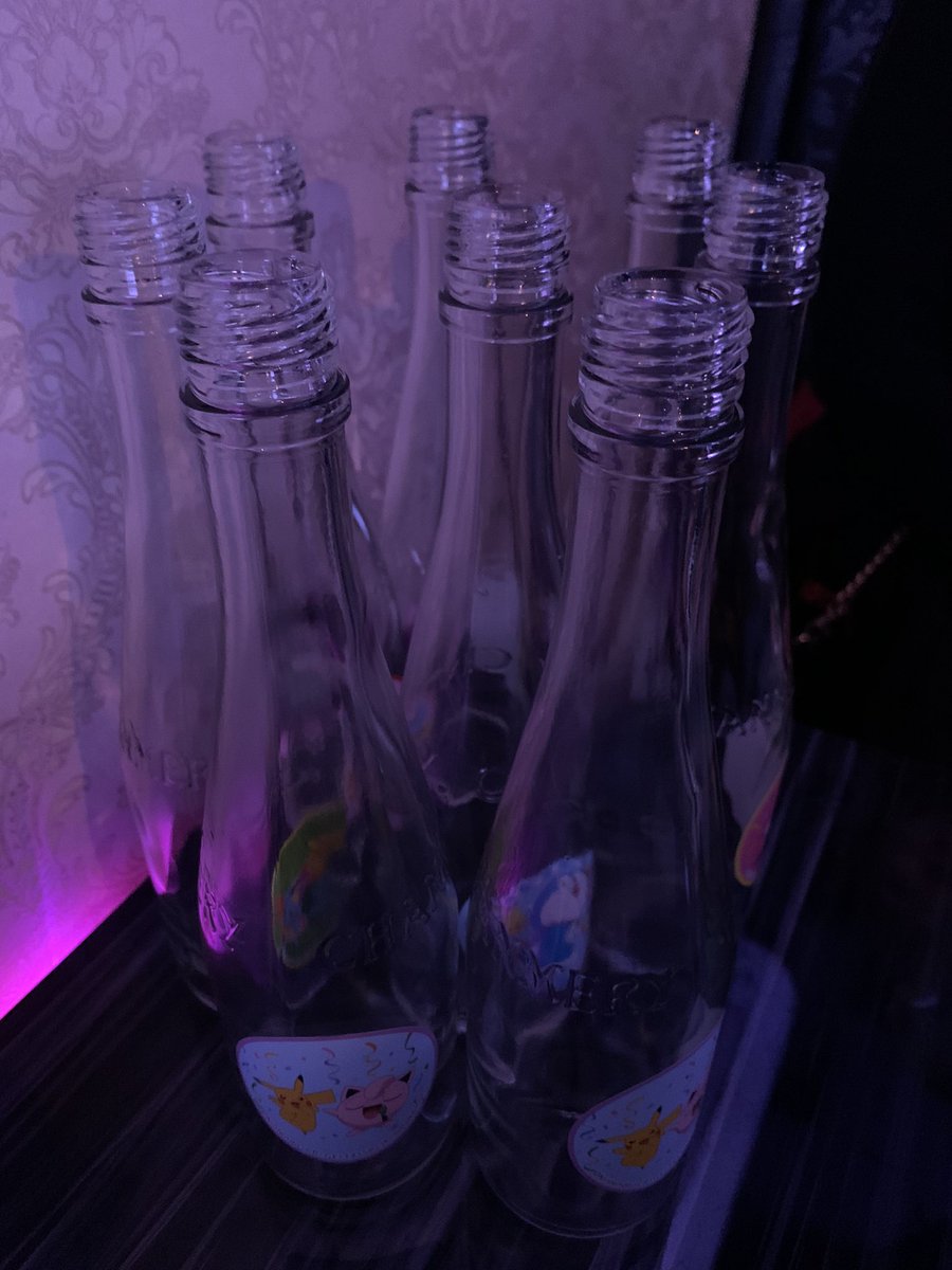 今日は、いつも行ってるコンカフェの雨の日特典のキャラクターシャンメを8本も開けちゃった😁
結局狙ってた特典は出なかったけど、推してるメイドさんと良い意味でバカ出来て楽しかった！！！
また良い思い出が増えたし、めっちゃ嬉しい☺️