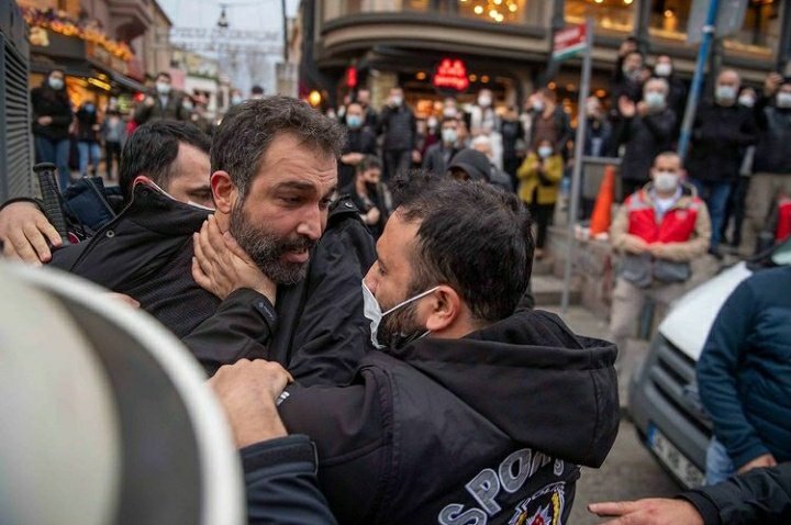 yenidengeldiim's tweet photo. Elini boğazımıza dayayanlara,
'Aşağı bak' diyenlere,
Bir gecede haklarımızı yok edenlere,
Sarayda yaşayıp yer sofrasında şov yapanlara karşı susmuyoruz. İnadımızla ve inancımızla ilerliyoruz. Sen de inatçıysan #TİPekatıl bu düzene karşı birlikle mücadele edelim. 
#inadıniradendir https://t.co/POmK0b2ml3