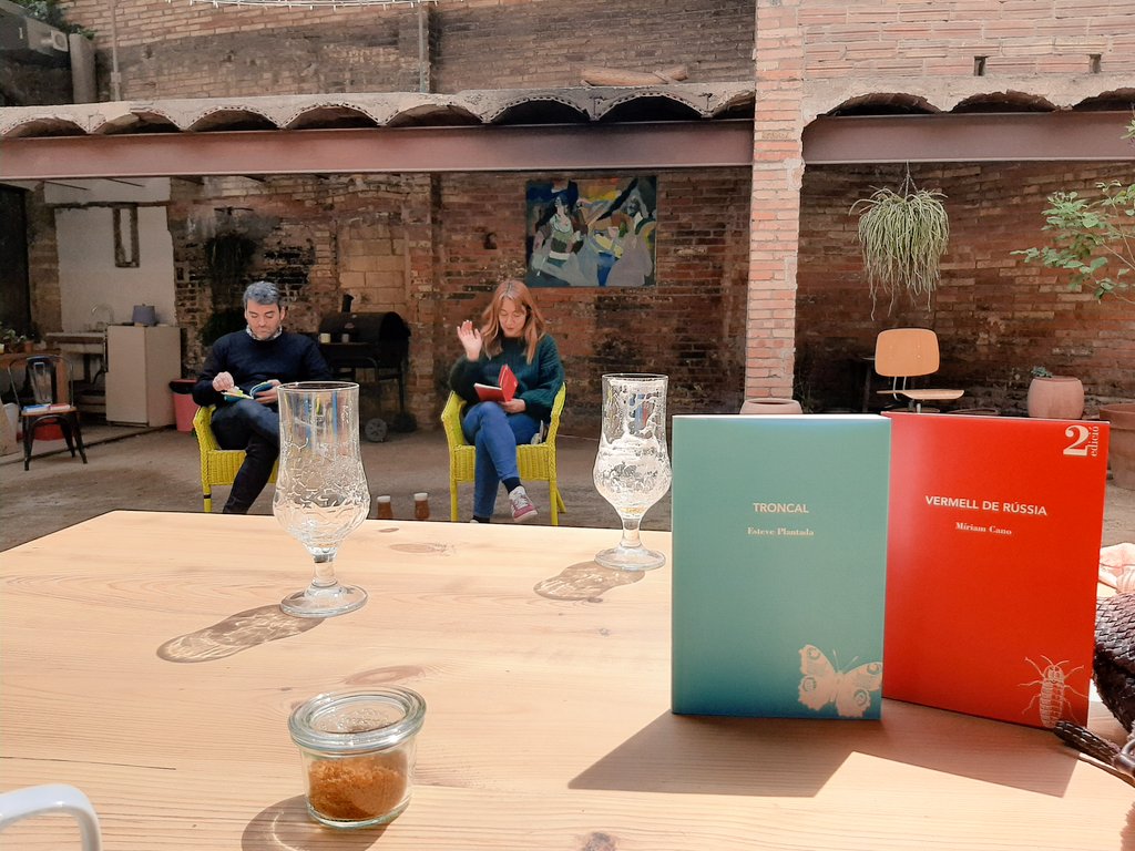 LaBreuEdicions's tweet image. just ara comença el recital de @eplantada i @_mrspremise a General Store and Coffee amb la @LaPapasseit 

#manresa #alabatre #recitals #SantJordi2021