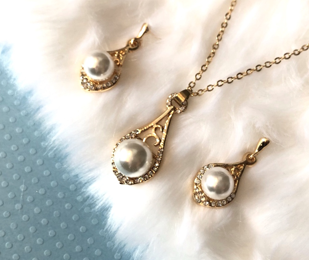 BBrillance's tweet photo. ✨💎 Ensemble Collier et Boucles Gouttes Perlées et Or https://t.co/fq7crXPC31 ⭐️#autoFollow
#PrincedeGalles #Charles #Camilla #Cornouailles #Duchesse #Pearls #Perles #Gold https://t.co/iZzlAs2qHQ