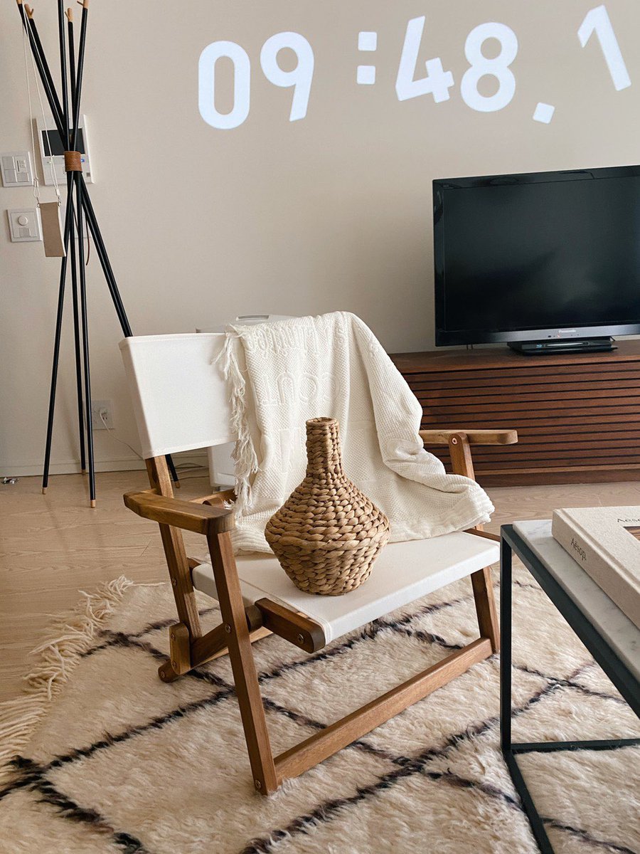 田中里奈 Moilo発売中 インスタにも載せたニトリのウッドチェア 部屋の中でもアウトドアでも使えるし インテリアにしても良い そして座り心地もなんか良い これで2990円はコスパ良すぎ T Co Uflcgnn7tn Twitter