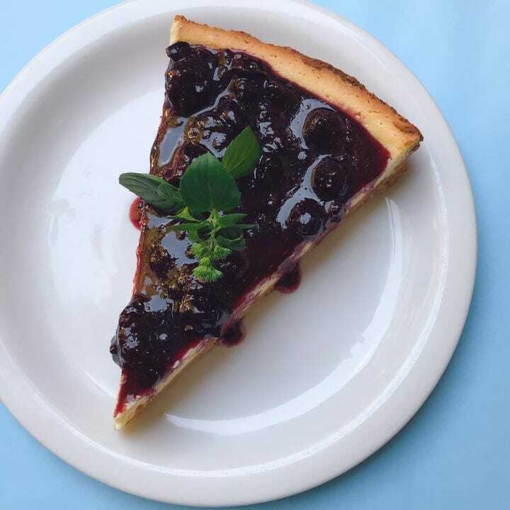 ::CHEESECAKE:: A toda hora!!! 
Un postre ideal para arrancar la mañana con un desayuno increíble, coronar un rico almuerzo o simplemente acompañar un rico cafecito! 
Podes reservar tu cheescake entero, consultanos! 
Nuestro teléfono es 4777-0161, y nuest… instagr.am/p/CNw9GLRsli9/