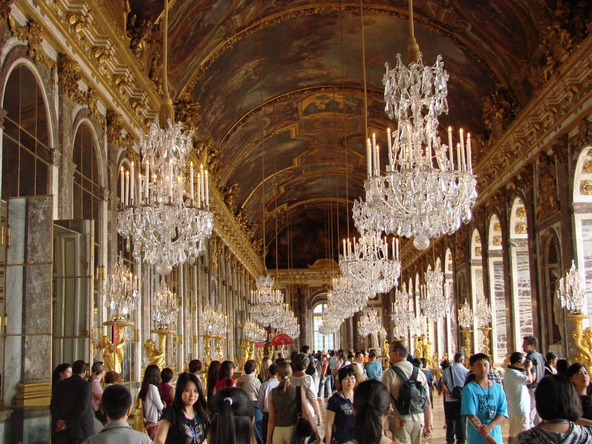 Галереи версаля. Зеркальная галерея Версальского дворца. Зеркальный зал Версальского дворца. Версальский дворец экскурсия. Версаль Париж 17 век.