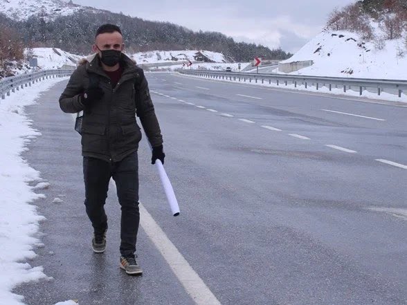 1 gün evli kaldı, 4 yıldır nafaka ödüyor.
Dört yıl önce evlendiği ve 1 gün evli kalıp terk eden eşine boşanamadığı halde 4 yıldır her ay 700 lira nafaka ödemeye mahkum edilen adam, yaşadığı haksızlığa dikkat çekmek için Kastamonu’dan İstanbul’a kadar 580 kilometre yürüyecek.