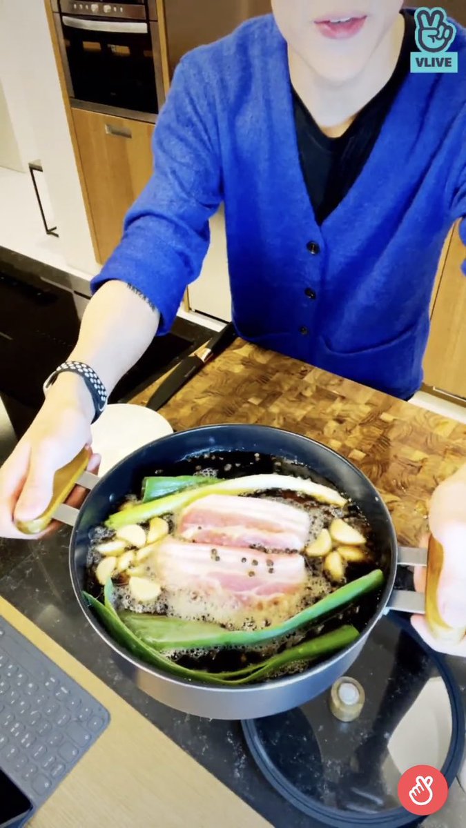 bestiee_hey07's tweet photo. Bambam quarantine live part2
Chef bambam 🥘
#FridayWithBamBam #bambam #chefbambam https://t.co/87AZflmoHC