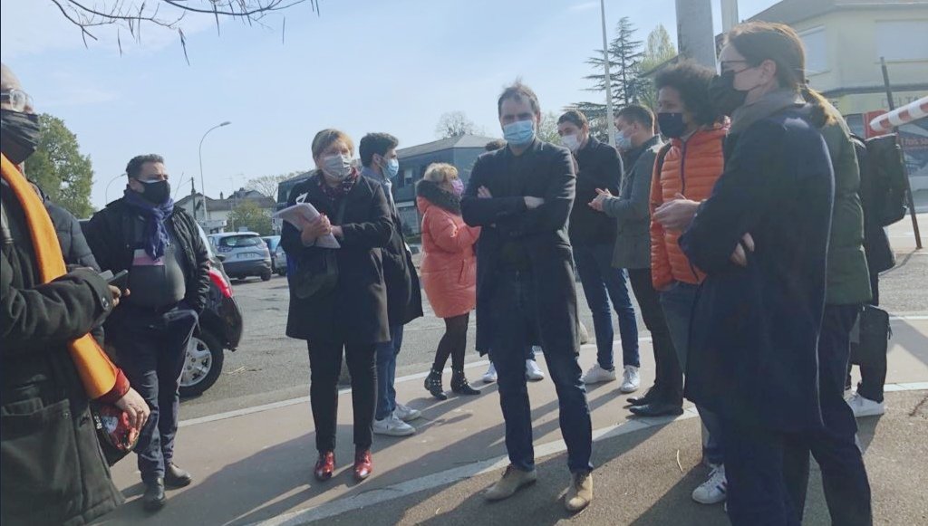 modemessonne's tweet photo. Ce samedi matin @LauStmartin était à Sainte Geneviève des Bois dans l'#Essonne pour une opération de boitage de sa lettre aux francilliens en compagnie de militants d'en @EnMarcheEssonne et du #modem91. Tous déterminés au point de Rendez-vous !
@Envie_IDF https://t.co/daRy7W9q9P