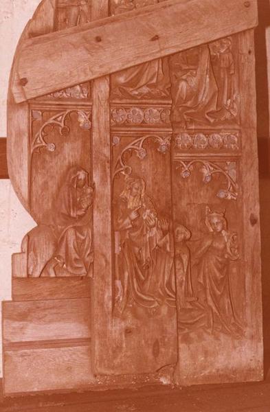 C'est la petite Notre-Dame des habitants de Romilly-la-Puthenaye. 

Tristesse de découvrir les images de cette église de l'Eure partie en fumée cette nuit, avec ses statues et son vieux retable de bois, sculpté sur un autel où l'on a dû élever tant et tant de fois le calice.