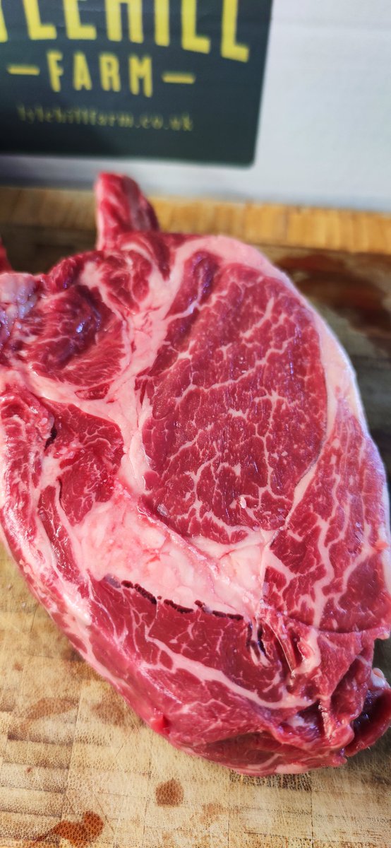 Serious #Beef action going on at #smokinyankees HQ, I love cooking local products, it doesn't get more local than #lylehillfarm which is literally 5 minutes away from my front door! Some #jacobsladder/short #ribs + a mashoosively thick Cote de boeuf going on my <a href="/officialprimo/">Primo Ceramic Grills</a> 🐄