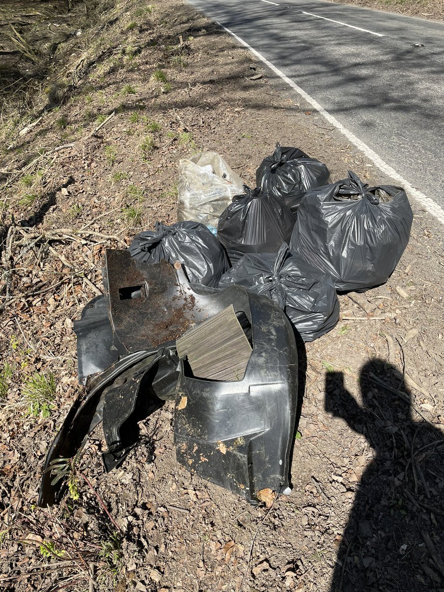 FoDmtb's tweet photo. Thanks lads for helping with the litter picking 🗑🤛 between #Ellwood and #Parkend this morning .  Such a shame people are so disrespectful in such a beautiful part of the uk and #myhome . 🐗🌳🌲. @VisitDeanWye @ForestryEngland @FoDDC https://t.co/8jvrkkW4ws