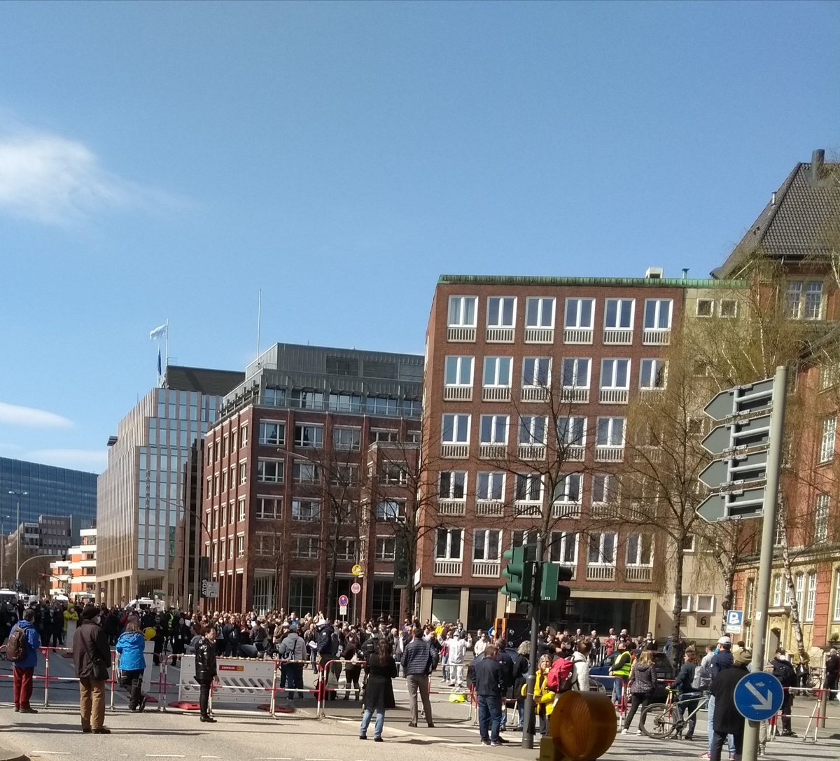 1419 #Rödingsmarkt: Verschwörungsideolog:innen in #Hamburg feiern eine Technoparty, es wird getanzt und gehüpft, mehrheitlich ohne Maske und Abstand. Cops sind damit beschäftigt, den Gegenprotest zu kriminalisieren.
#NoNazisHH #CoronaWatchHH #HH1704