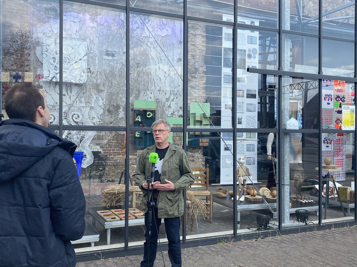 Vanmiddag hebben @johnhaverdil Leon Dekker en Margaret van Aken v Aken interviews gegeven over <a href="/da_innovation/">Leonardo da Vinci Innovation D/NL</a> en het project kunst en ambacht, op de foto voor de serre van <a href="/civonhtsm/">Civon Innovatiecentrum</a> op het <a href="/DRU_IP/">DRU Industriepark</a> wordt Leon geïnterviewd door <a href="/REGIO8/">REGIO8</a>