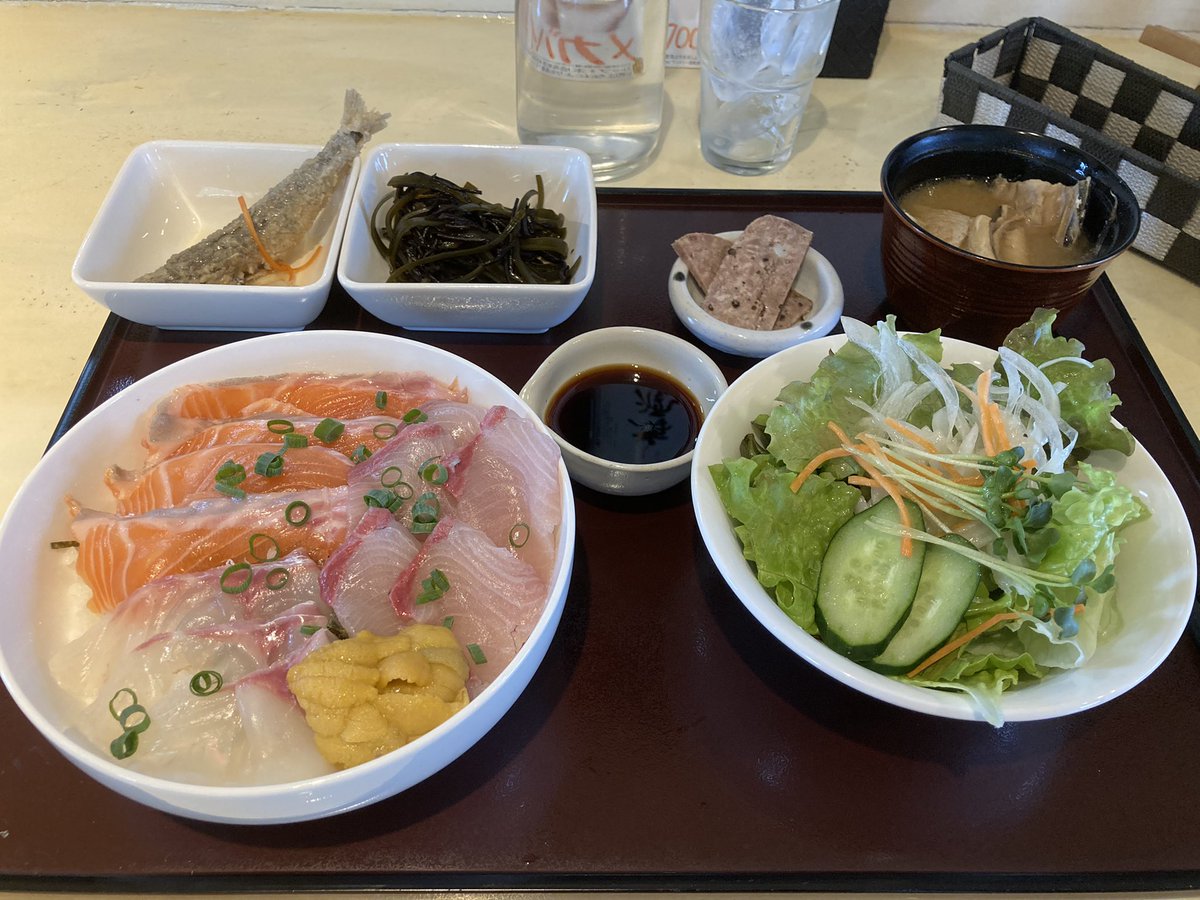 ishimarl's tweet photo. 最近よくランチに行くカフェは何故か特別メニューに海鮮丼が登場することがある。金曜日はバフンウニ、ハーブサーモン、マダイ、ハマチの海鮮丼。このボリュームでドリンクもついて1,500円也。#cafehive #取手市 https://t.co/IOtA00uNOi