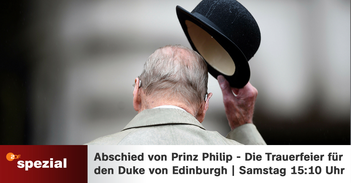 Prinz Philip ist von hinten zu sehen. Er zieht seinen Hut. 