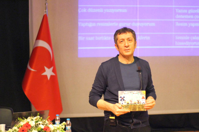 papucbisus's tweet photo. #TurkishStudentsAreTired ziya Selçuk 🗣️"Evet çocuklar bacaklari açıp kelebek hareketleri ile  başlıyoruz,2.saat serbestsiniz" https://t.co/EjL7J4lLOW