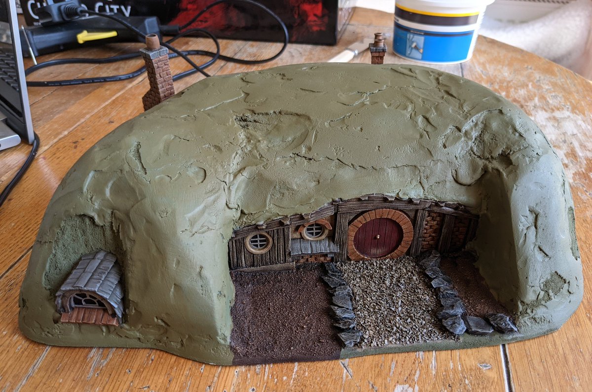 InAHidingPlace's tweet photo. Everything is painted on the #HobbitHole. Now it is time to go nuts with tufts, clump foliage and static grass!
#WarhammerCommunity #Warmongers #TuftLife #LordOfTheRings #MiddleEarthSBG #MESBG https://t.co/VXJFo1q5Ev