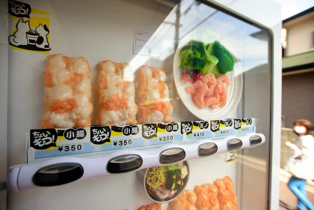 手軽にミノや小腸が食べられる！？博多にモツの自動販売機が出来た模様！！