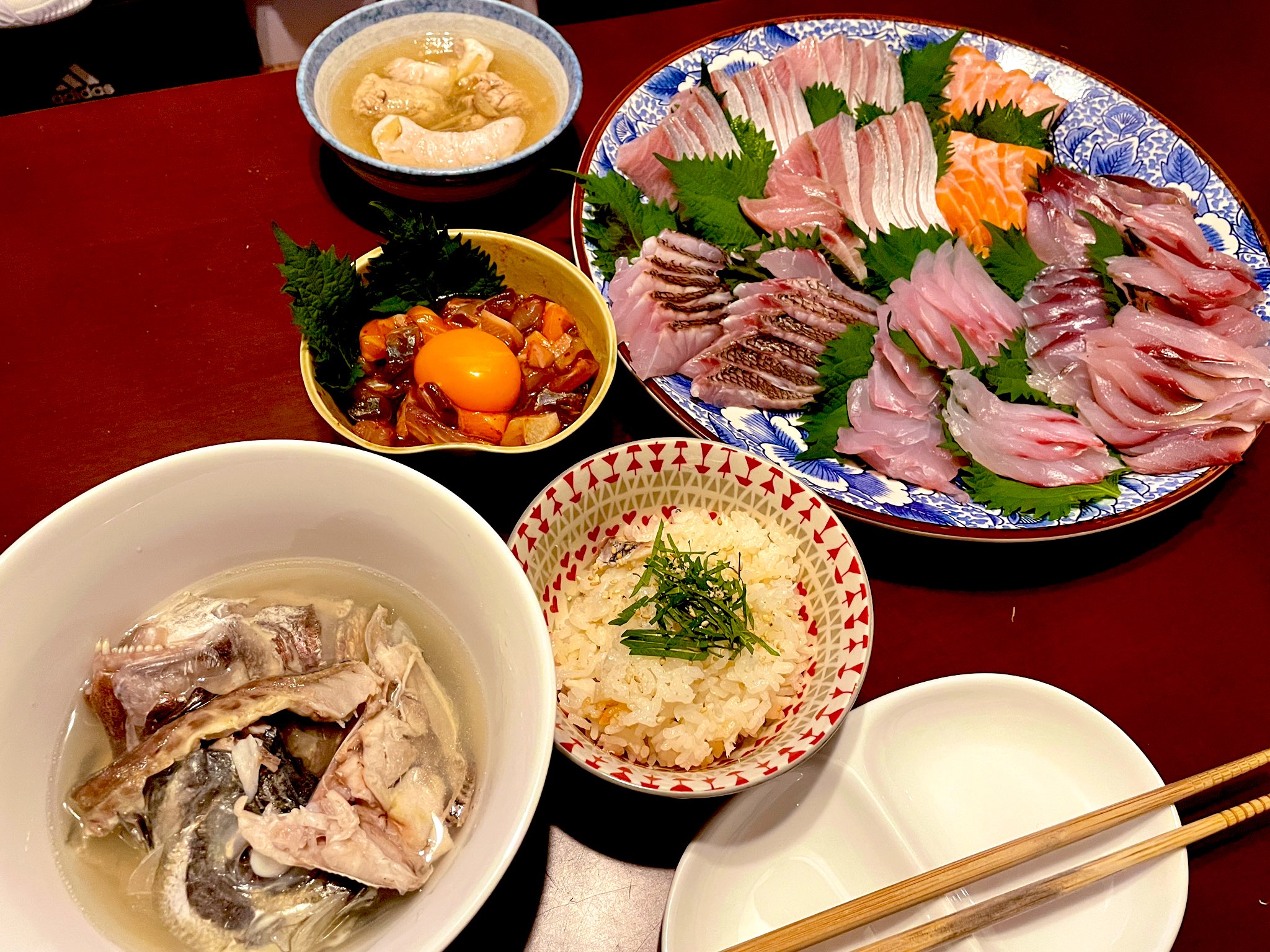 うしわか007 Pubg 魚捌いて完成したやつ ぐふふ 男厨 男飯 刺し盛り 鯛飯 アラ汁 鯛白子と鯵子の煮付け 海鮮ユッケ 包丁 柳刃 ダマスカス T Co Fogtf1gd2d Twitter