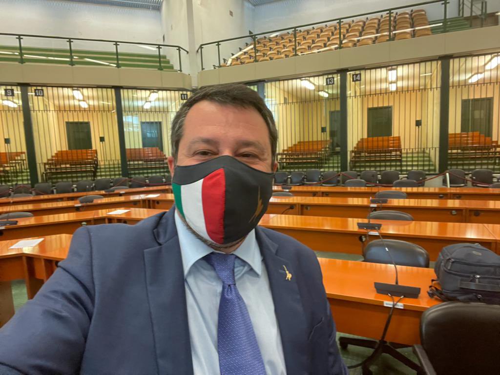 matteosalvinimi's tweet photo. 🔴 Rinviato a giudizio. “La difesa della Patria è sacro dovere del cittadino”. Articolo 52 della Costituzione. Vado a processo per questo, per aver difeso il mio Paese? Ci vado a testa alta, anche a nome vostro. Prima l’Italia 🇮🇹. Sempre. https://t.co/CcTELlVphl