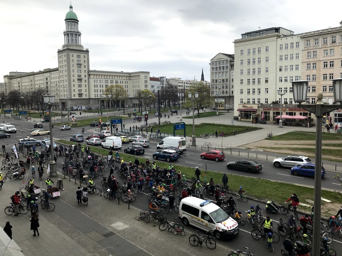 Kidical mass Berlin :) für sichere Fahrrad Infrastruktur für Kinder und alle anderen. 
<a href="/autofreiberlin/">autofreiberlin</a> <a href="/ADFC_Berlin/">ADFC Berlin e.V.</a> <a href="/RadXhain/">RadXhain</a> <a href="/KinderaufsRad/">Kidical Mass - Kinder aufs Rad</a> 
 #Fahrradkiez #Kidicalmass