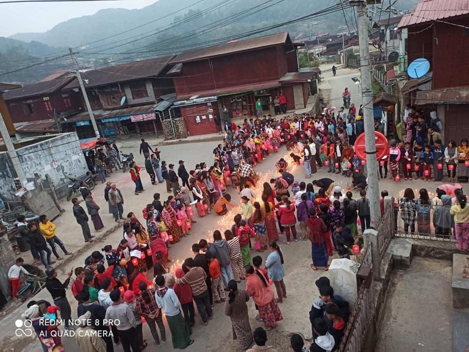AlexMyanmar13's tweet photo. Candlelight Vigil held at Mogok tonight for the fallen heroes who are brutally killed by SAC terrorists today. At least 3 were killed, 7 were injured during today brutal attack. #WhatsHappeningInMyanmar #Apr17Coup
@KentEngland77 https://t.co/lxDBKLmbvQ